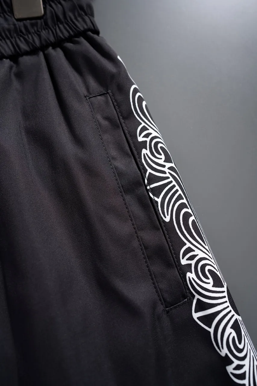 🅿️130 #V2410 [Replenishment all year round] 𝐂𝐡𝐫𝐨𝐦𝐞 𝐡𝐞𝐚𝐫𝐭𝐬 Croix heart new summer beach pants LV classic printed quick-drying three-quarter pants, same style for men and women, the fabric is made of polyester fiber for customers, stain-resistant and wrinkle-resistant, the most suitable material for summer outings It is guaranteed to be cool and comfortable enough at the same time. It is super stylish when you wear it casually. You can clearly see the texture and other things by looking at the photos. It is not an ordinary market material that can seduce a person who wants to go on vacation in minutes. Pockets on both sides. Drawstring at the waist. Very practical design, with impeccable workmanship, details and fit. Can be worn as casual pants or beach pants. A must-have for beach vacations, home leisure, gym equipment, morning running and night running. Practicality takes into account functionality. Color: Black White Size: M-XXXL